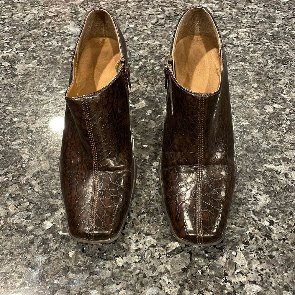 Aerosole A2 Chestnut Brown Snake Pattern Ankle Boots w/Side Zipper Size 10